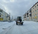 В Холмске расчищают дороги и тротуары от снега