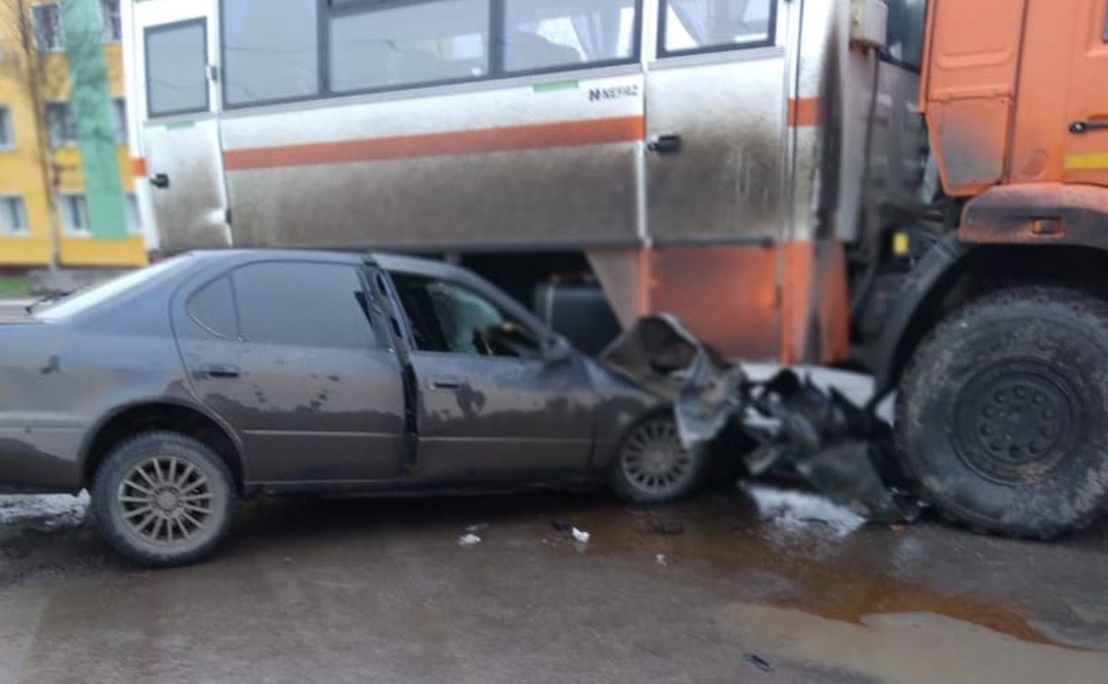 Легковушка врезалась в вахтовый автобус в Углегорске