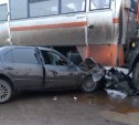 Легковушка врезалась в вахтовый автобус в Углегорске