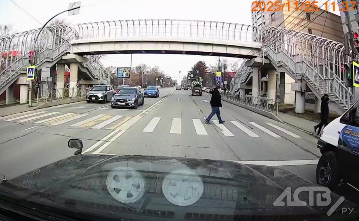 Автохам в Южно-Сахалинске не дотерпел до зелёного сигнала светофора