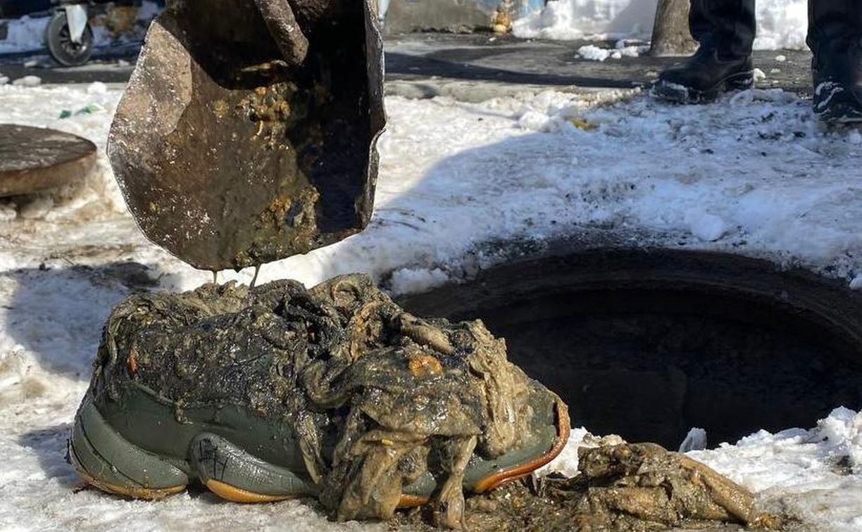 Кроссовка Adidas и часть валенка обнаружили в канализации в Южно-Сахалинске
