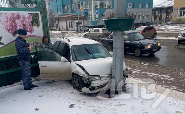 В Невельске дама за рулем врезалась в столб