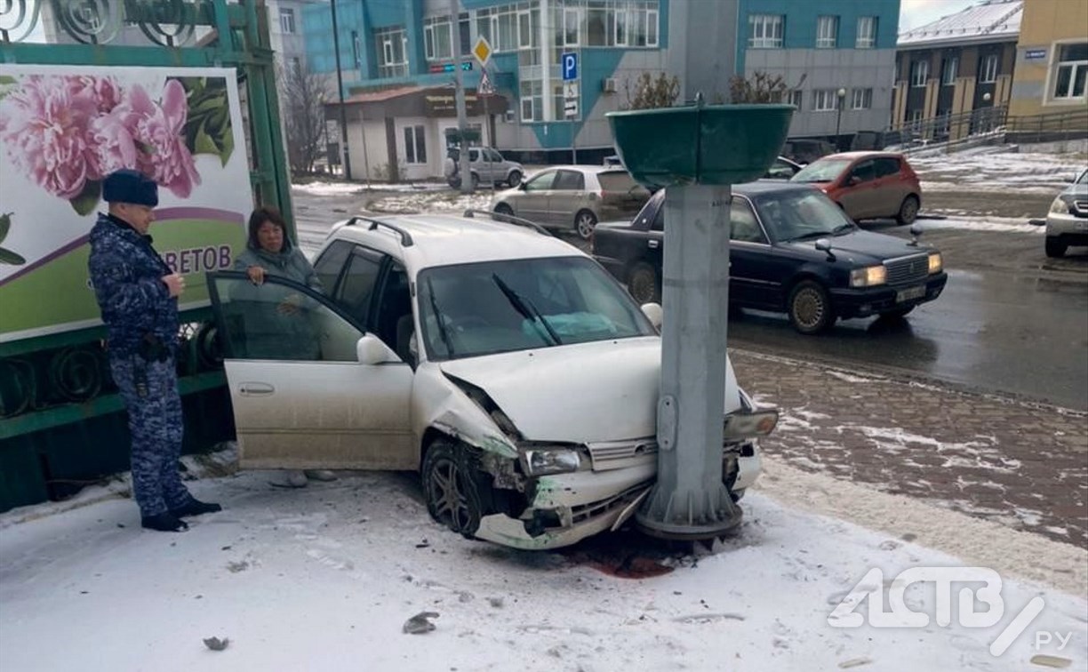 В Невельске дама за рулем врезалась в столб 