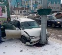 В Невельске дама за рулем врезалась в столб 