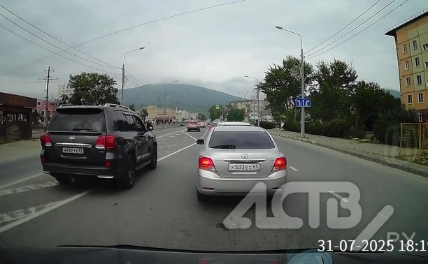 В Южно-Сахалинске появилась "заштрихованная" полоса для движения