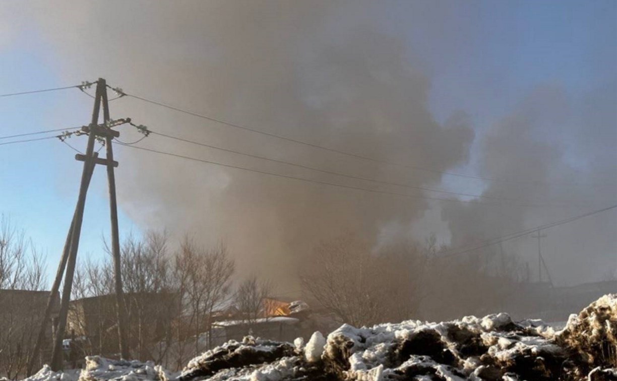 В Углегорске крупный пожар: на одной из баз загорелся гараж на площади 400 "квадратов"
