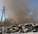 В Углегорске крупный пожар: на одной из баз загорелся гараж на площади 400 "квадратов"