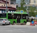 Серебристый универсал "догнал" автобус в Южно-Сахалинске