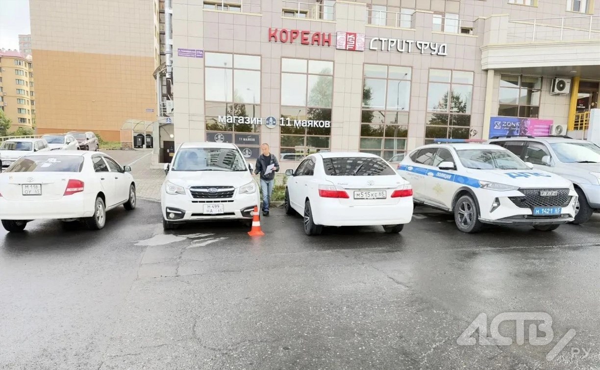 В Южно-Сахалинске ночью кто-то подбил на парковке "Субарик"