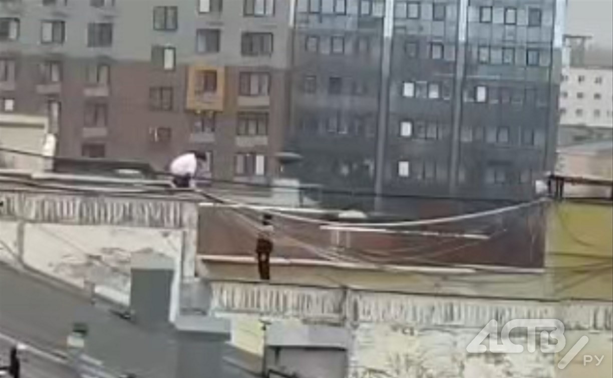 В Южно-Сахалинске подростков заметили на крыше многоэтажки