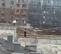 В Южно-Сахалинске подростков заметили на крыше многоэтажки