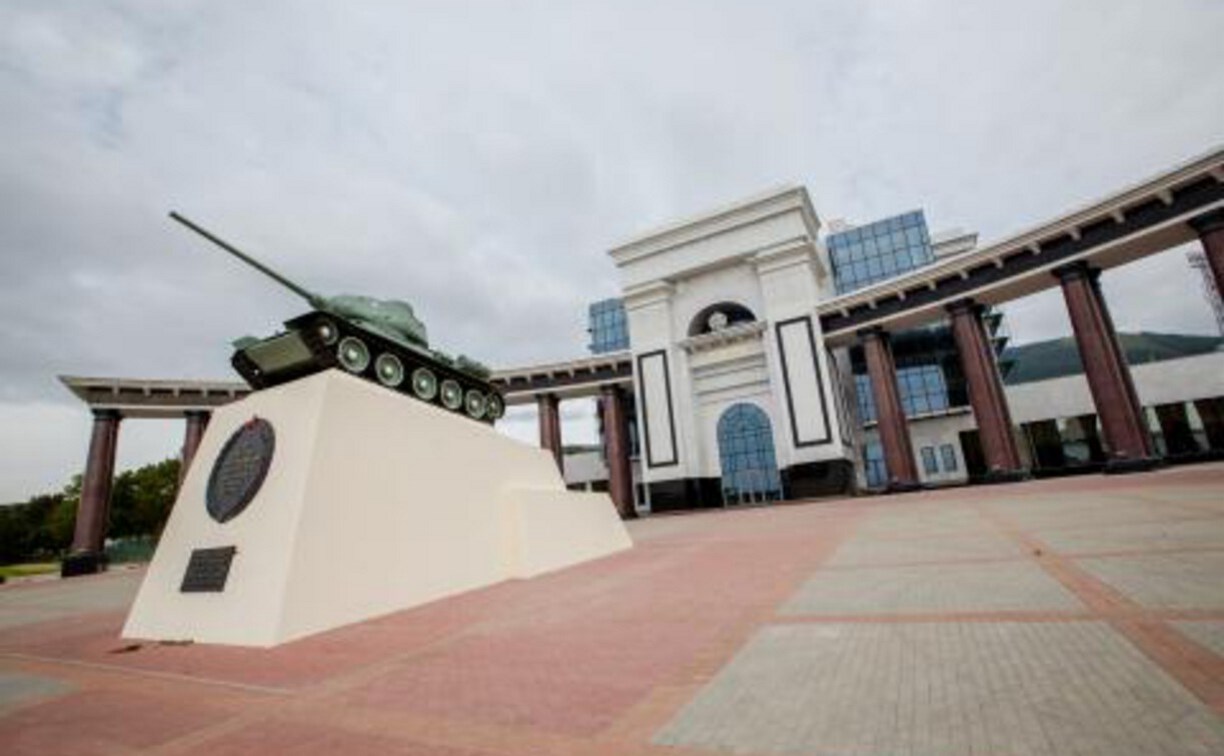 Следователи проверят информацию о прыжке самокатчика на памятник в Южно-Сахалинске