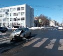 Женщину увезли в больницу с места ДТП в Южно-Сахалинске