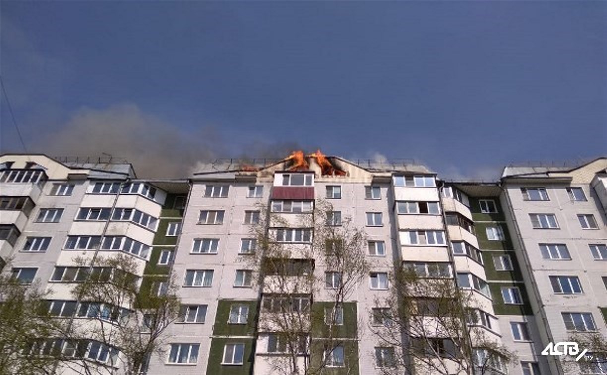 На крыше пострадавшего от пожара дома на улице Чехова устанавливают опалубку