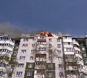 На крыше пострадавшего от пожара дома на улице Чехова устанавливают опалубку