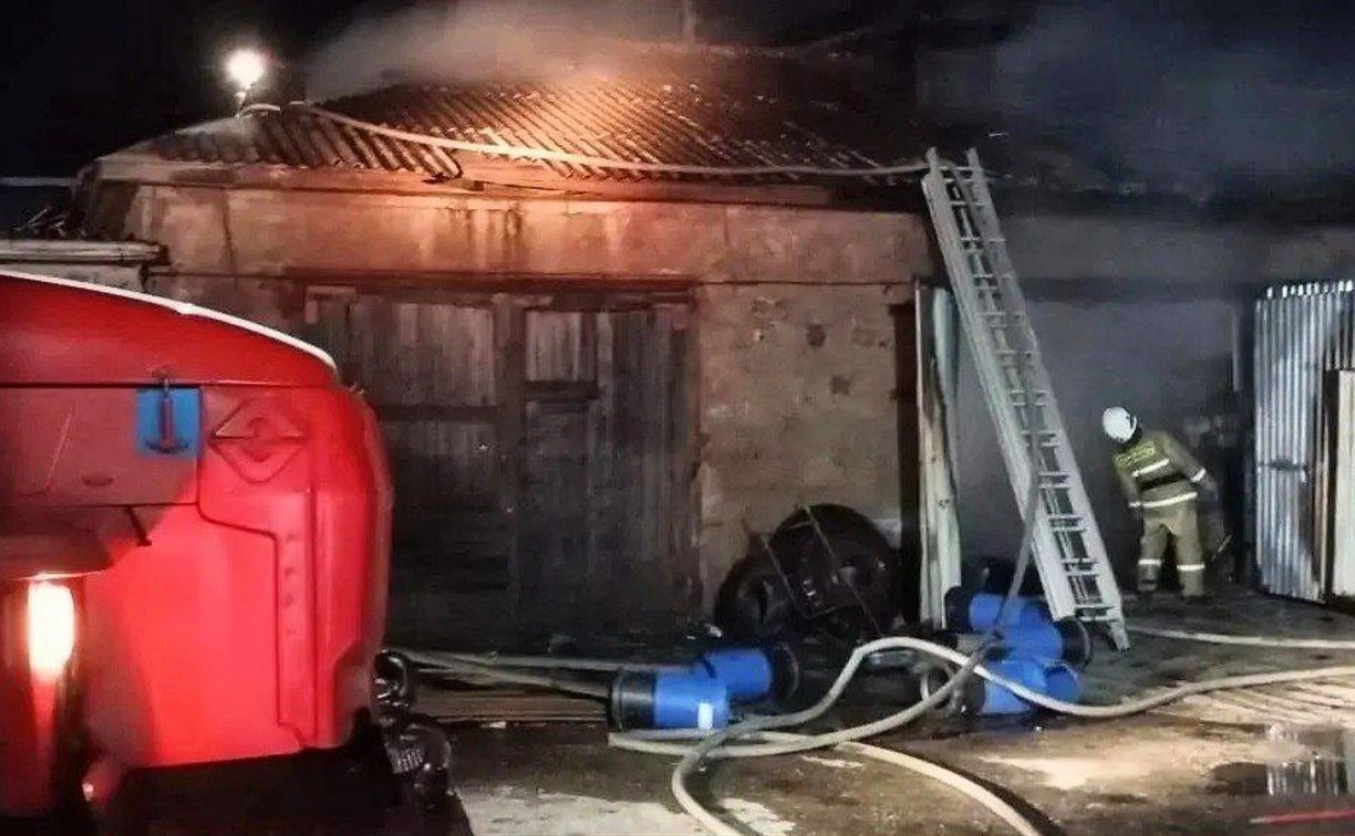 Автомобиль сгорел в гаражном боксе на Курилах