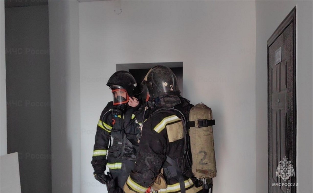 Пожар вспыхнул в многоквартирном доме в Долинске
