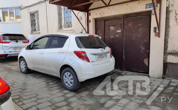 Автомобилистка в Южно-Сахалинске припарковалась у дверей подъезда