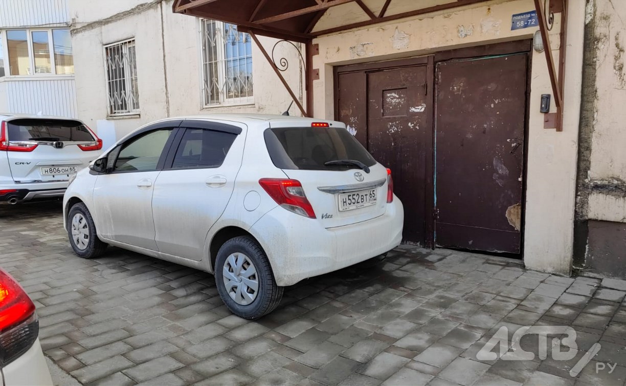 Автомобилистка в Южно-Сахалинске припарковалась у дверей подъезда