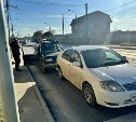 Очевидцев столкновения Toyota Corolla и Suzuki Escudo ищут в Южно-Сахалинске