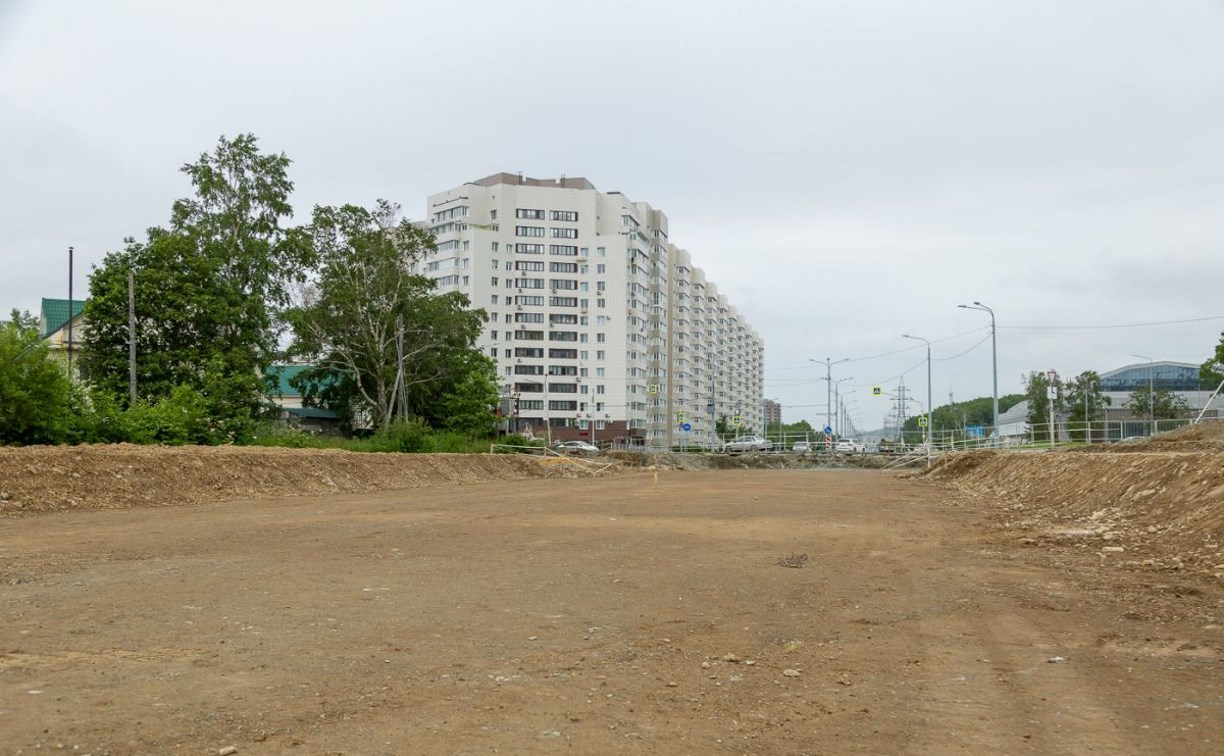 Продление улицы Горького в Южно-Сахалинске: готовность мостового перехода через реку Еланьку достигла 55%