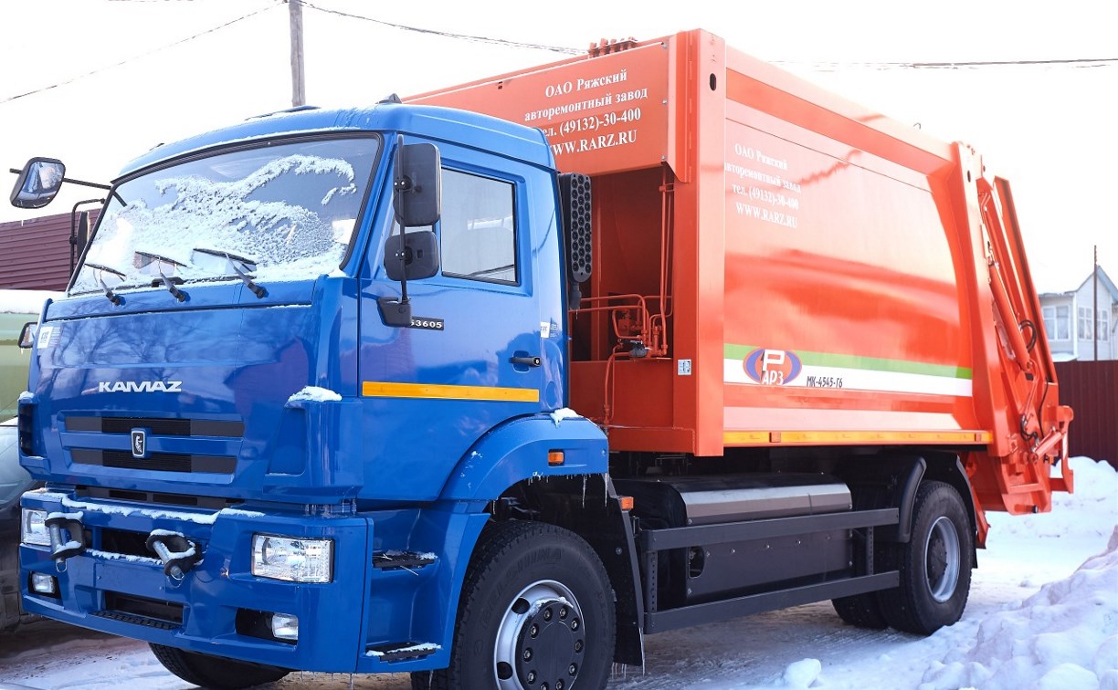 Южно-Сахалинск получил 12 мусоровозов на газомоторном топливе