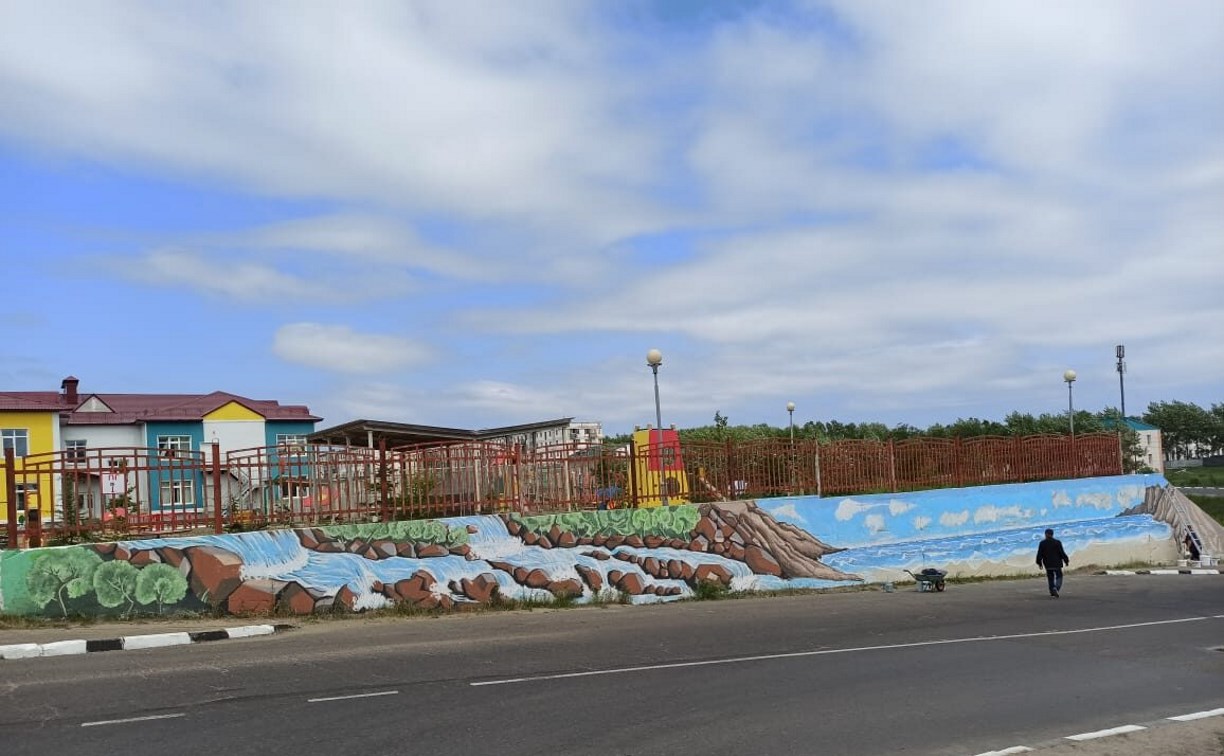 Житель Охи превратил унылую стену детского сада в яркий кусочек морского побережья