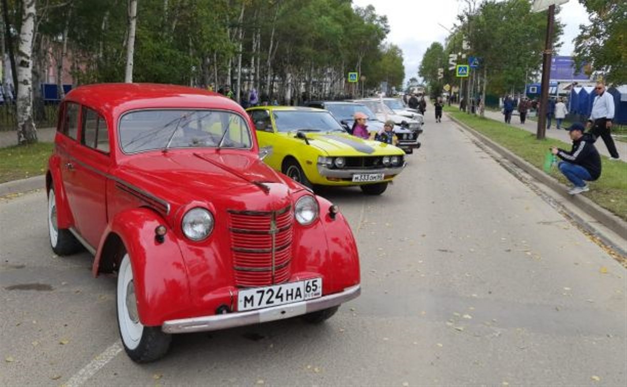 В Ногликах устроили выставку ретро-автомобилей