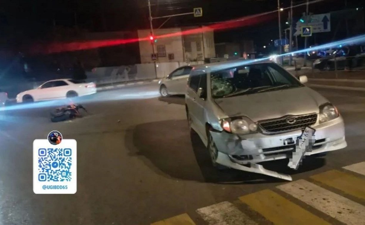 В Корсакове двое несовершеннолетних на питбайке попали в серьезное ДТП