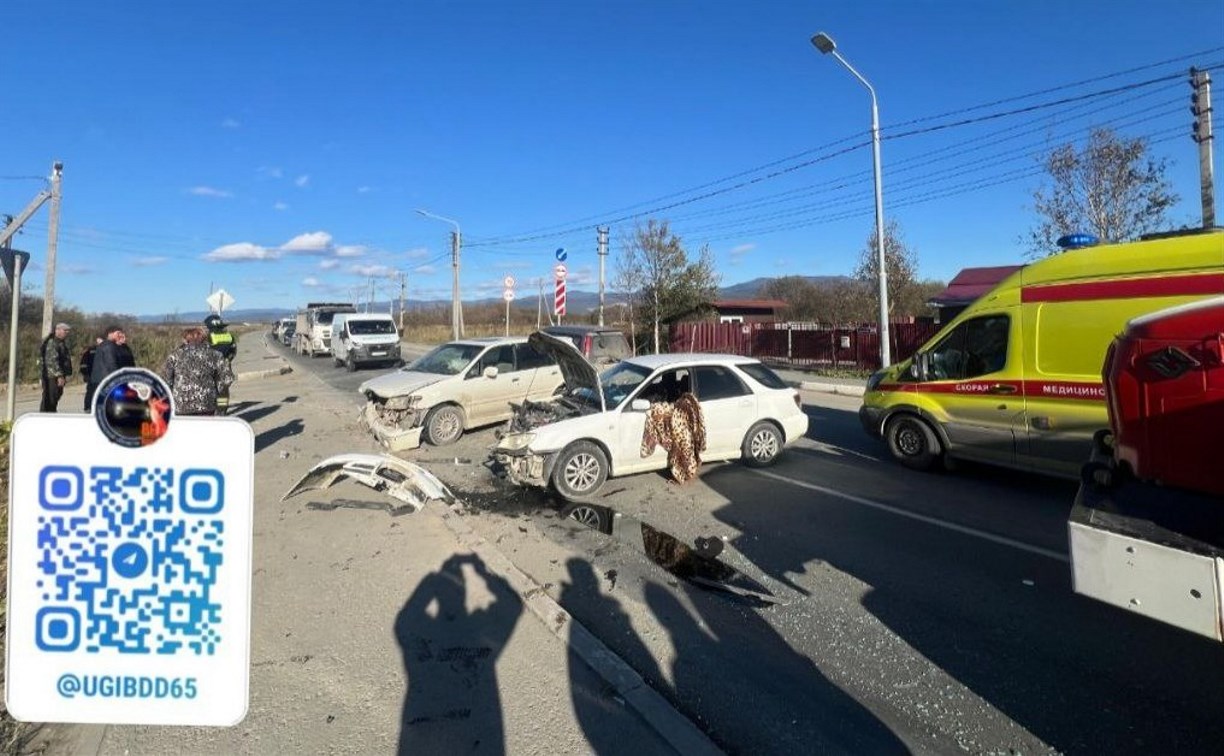 Водителя не установили: "Субару" в Дальнем врезался сначала в стоящий авто, потом во встречный