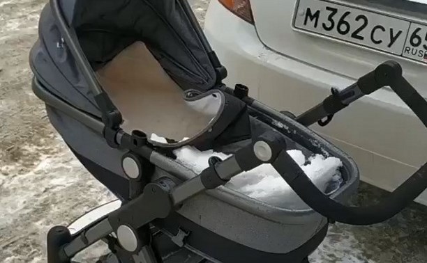 Наледь с крыши упала на коляску с ребенком в Долинске