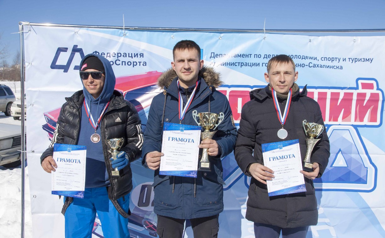 Лучших сахалинских дрифтеров определили на соревнованиях «Горячий лед»