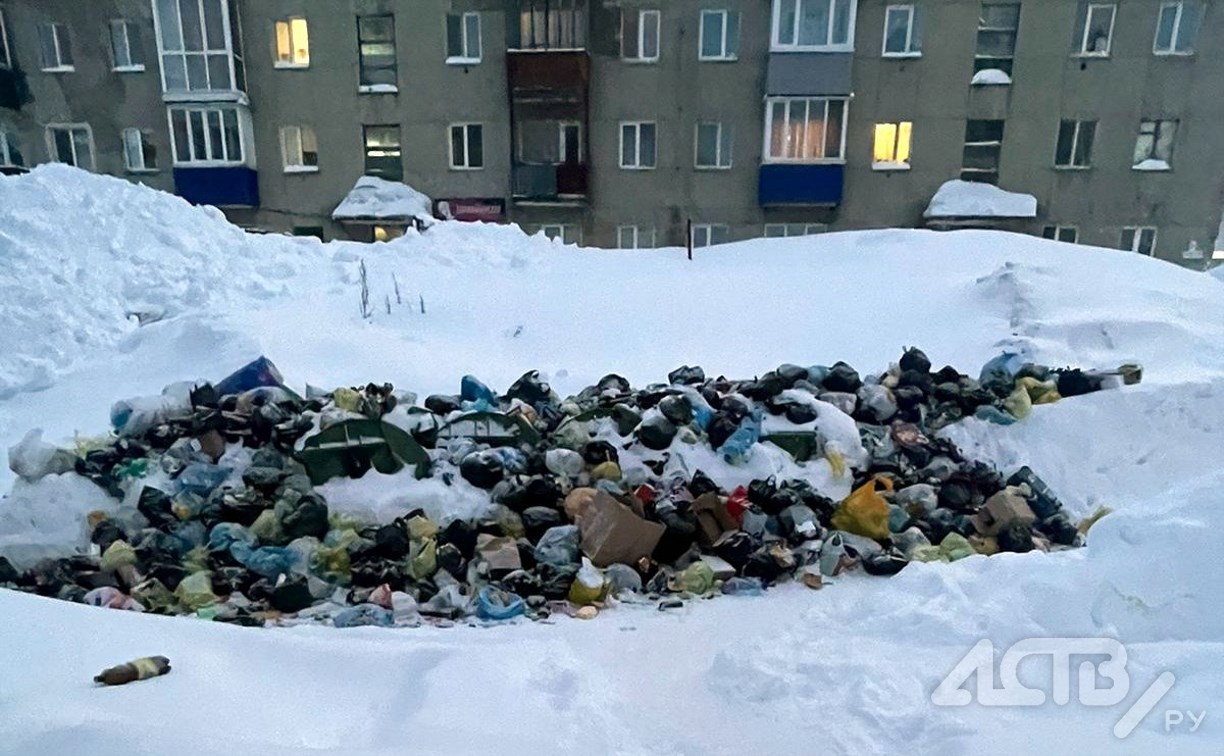 В Долинске дворы завалили мусором после метели, вывезти его пока проблематично 