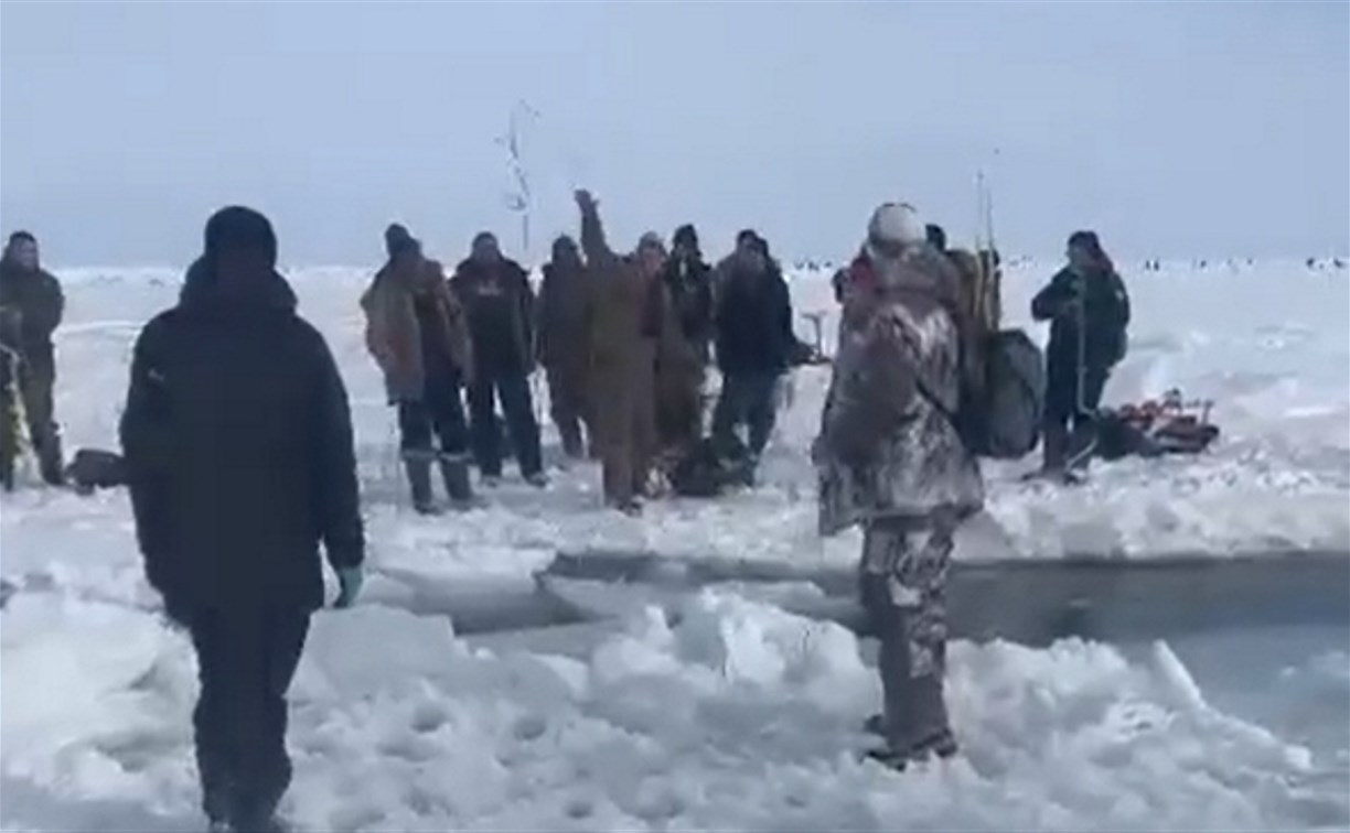  "Перекидывают рюкзаки и прыгают через трещину": в Стародубском вновь рвануло лед