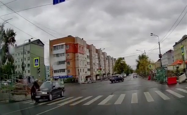 Сахалинец прокатился на капоте авто