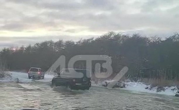Большая вода отрезала путь сахалинским рыбакам с озера Невского - в ловушку попала колонна авто