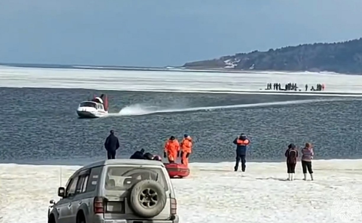 "Дрейф закончен": 20 рыбаков спасли с оторванной льдины на Сахалине 