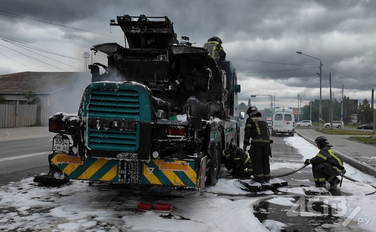 "Не видел пламя, пока не посигналили": подробности ДТП со сгоревшим автокраном в Южно-Сахалинске
