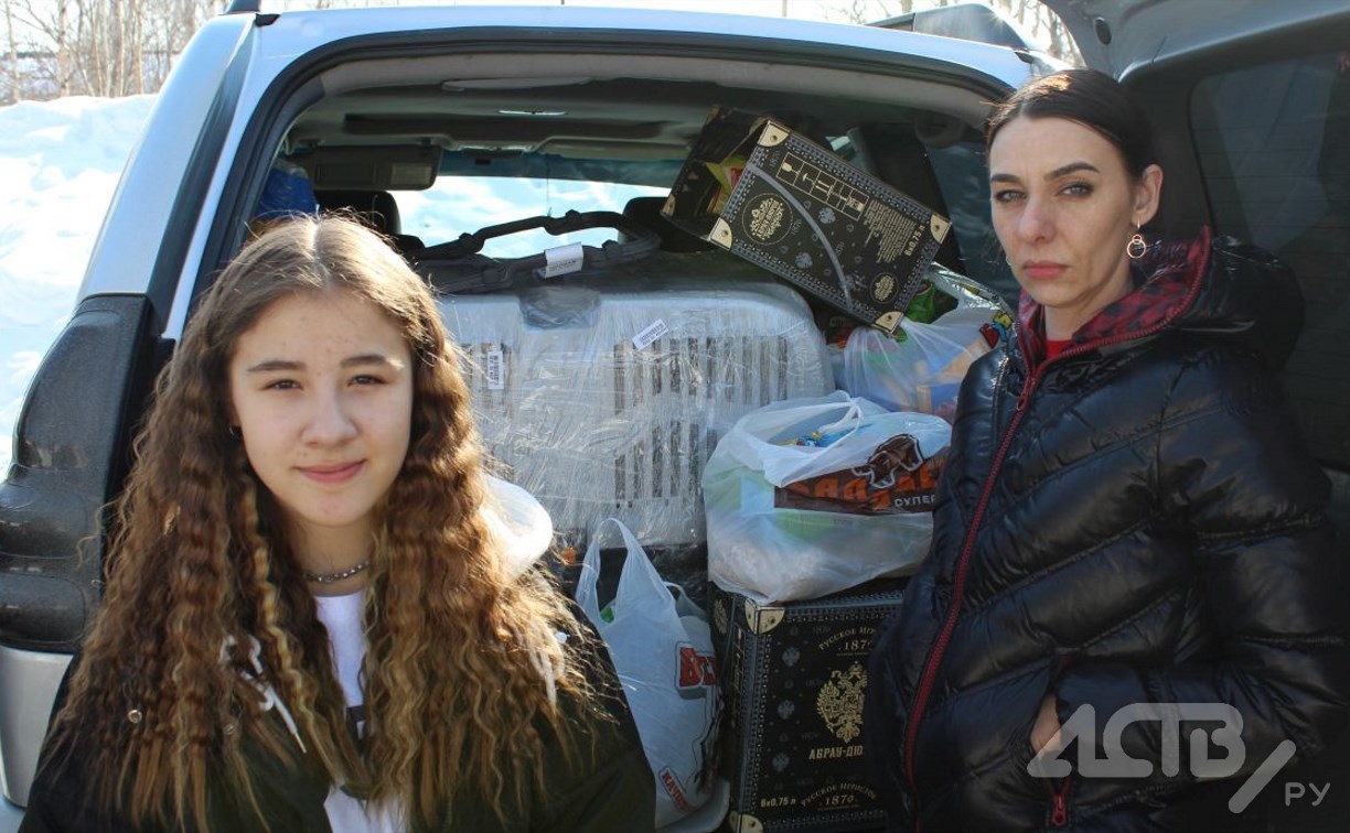 "Варежка добра": сахалинцы с детьми собрали бездомным животным 100 килограммов пожертвований