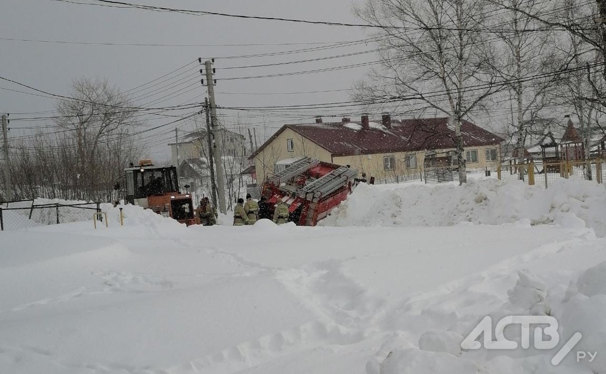 Пожарная машина завалилась в сугроб у детсада в Новотроицком