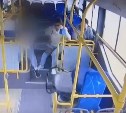 Сахалинка поранилась и разбила телефон, пытаясь удержать коляску с младенцем при торможении автобуса