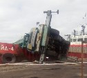 Портовый кран упал на судно на Сахалине