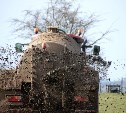 На Сахалине водитель ас-машины во время работы упал с цистерны
