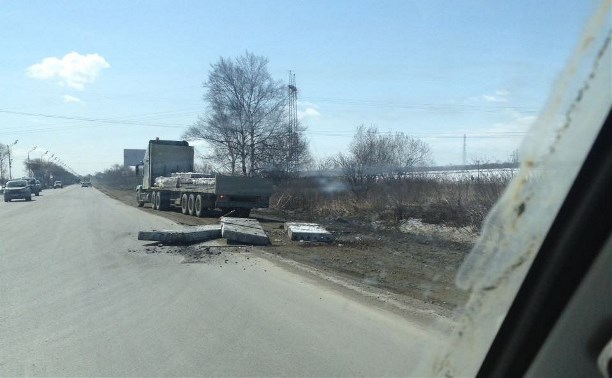 Бетонные плиты рассыпались с тягача на дороге в Южно-Сахалинске