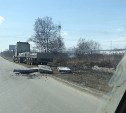 Бетонные плиты рассыпались с тягача на дороге в Южно-Сахалинске