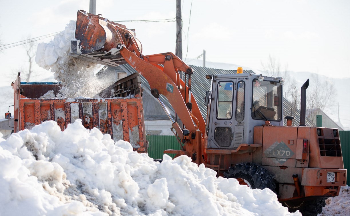 В Южно-Сахалинске вывозят снег, чтобы предотвратить подтопление районов