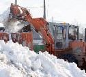В Южно-Сахалинске вывозят снег, чтобы предотвратить подтопление районов