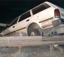 "Тойота" пробила ограждение моста в пригороде Южно-Сахалинска