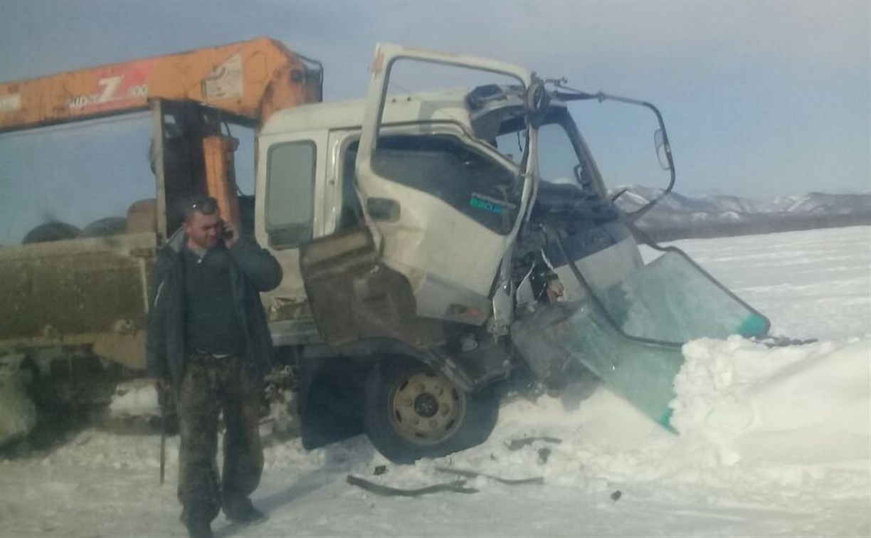 Кран-балка врезалась в грузовик в Макаровском районе