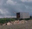 Грузовик мусора при свидетелях вывалили на морское побережье на Сахалине